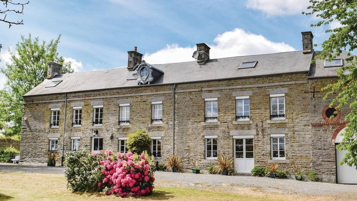 Vassy House | Gorgeous home in Vassy with kitchen