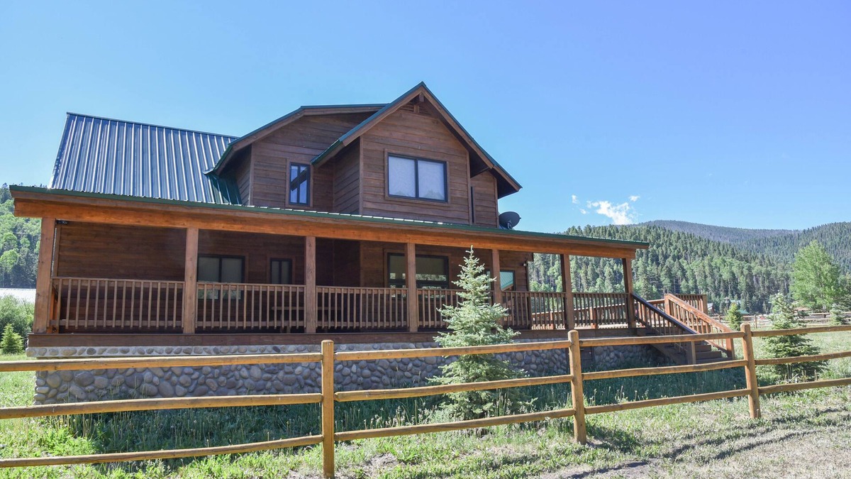Red River Cabin | GORGEOUS Home with Mtn Views/Perfect For Families & Groups/Wrap Porch/ATV Pking