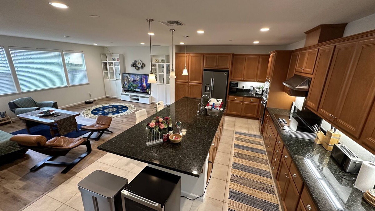 Tracy House | Gorgeous House 4 You: 4B+2.5b+Office+12' Kitchen Island