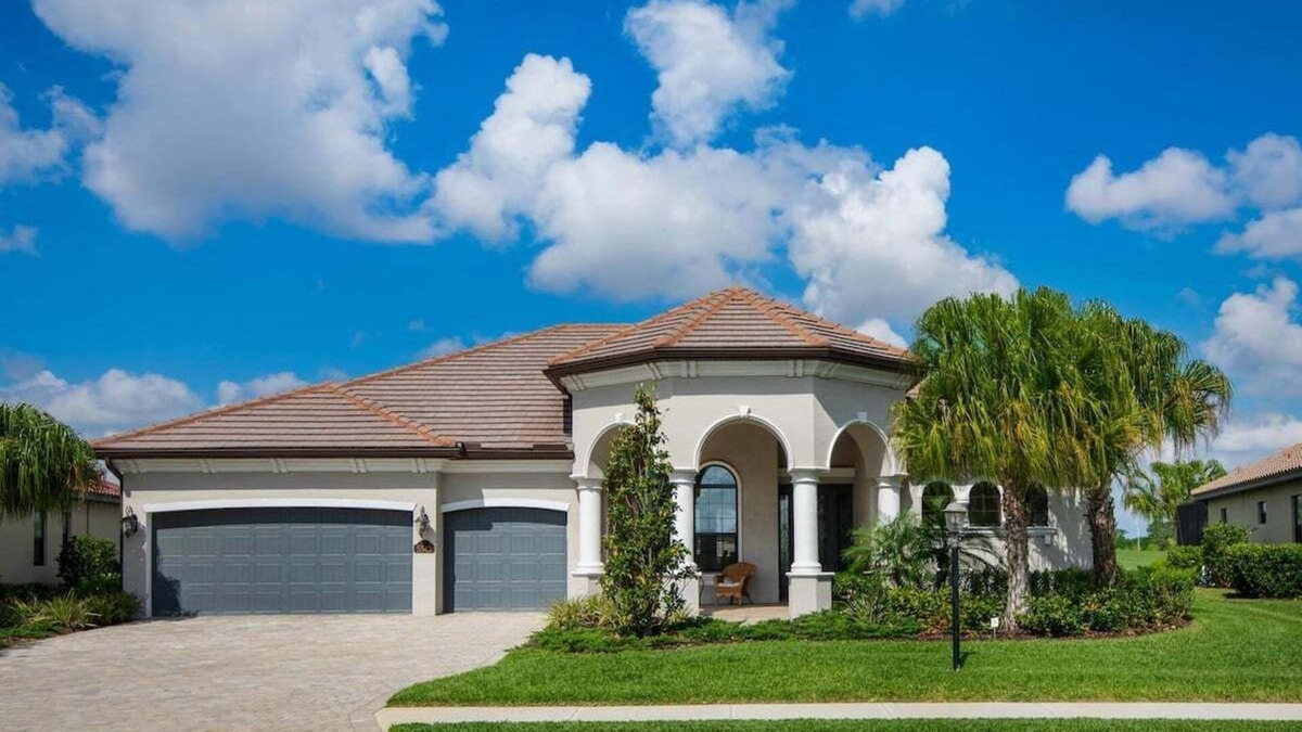 Lakewood Ranch House | Gorgeous lakefront pool home with golf coarse view - Birdie