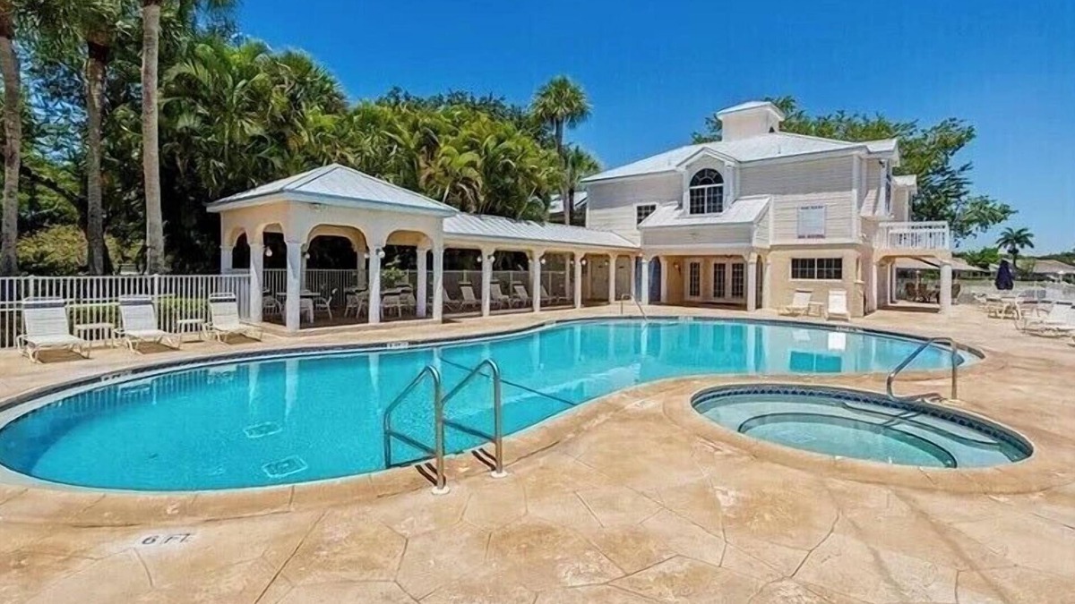 North Naples Condo | GORGEOUS - LAKEFRONT CARRIAGE HOME-1ST FLOOR LIVING-2 BED/2 BATH-2 POOLS