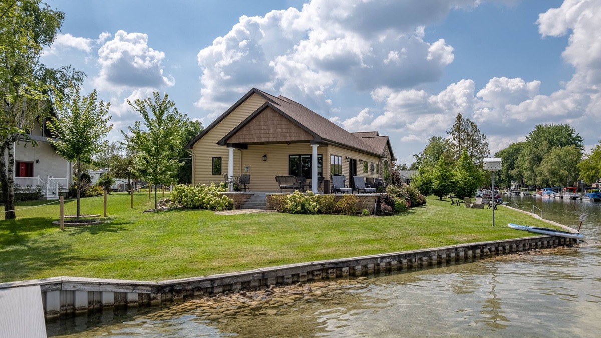 Lake House | Gorgeous lakefront home in Central Michigan