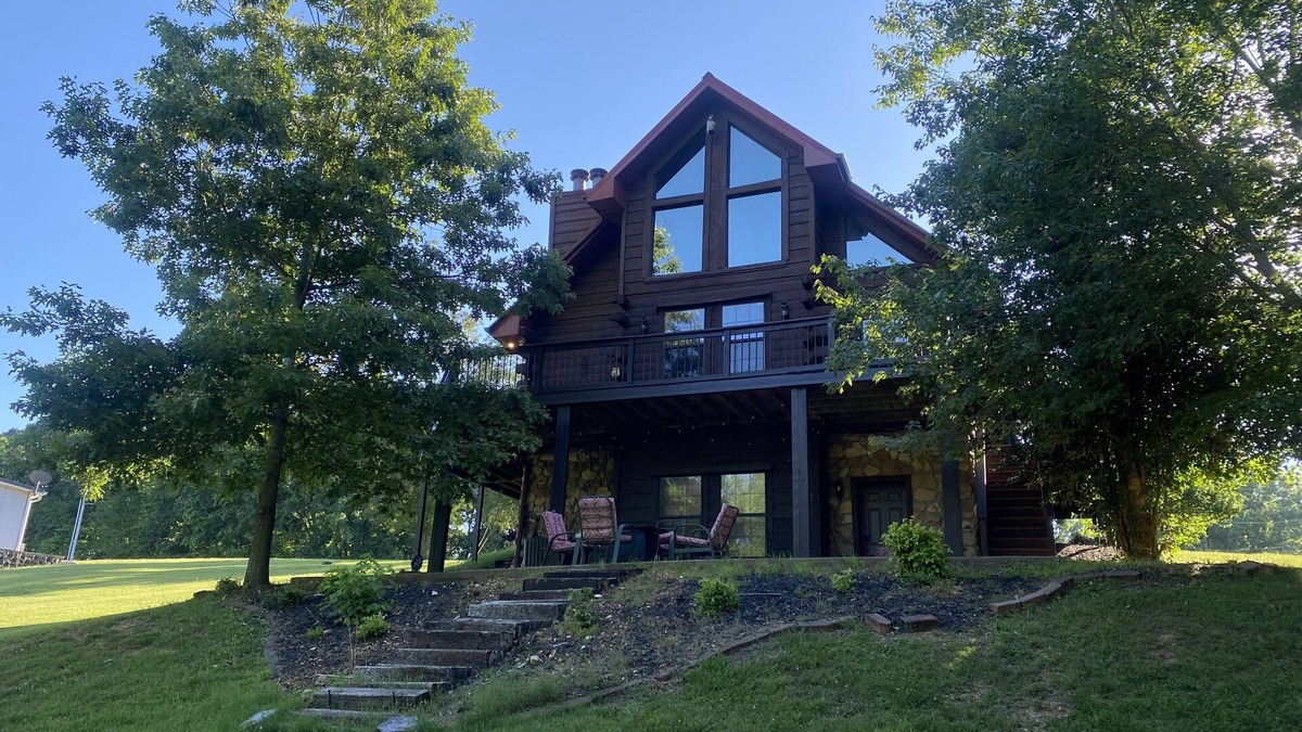 Eddyville House | Gorgeous large waterfront log lake home with private dock!