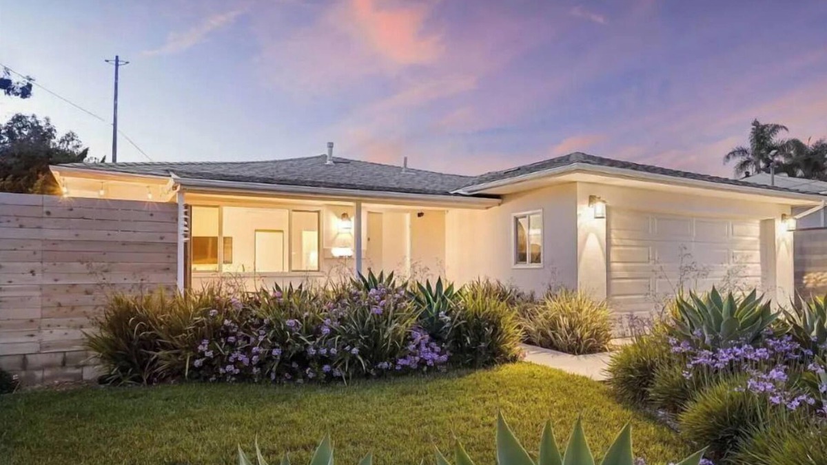 Fire Mountain House | Gorgeous mid century modern home near beach