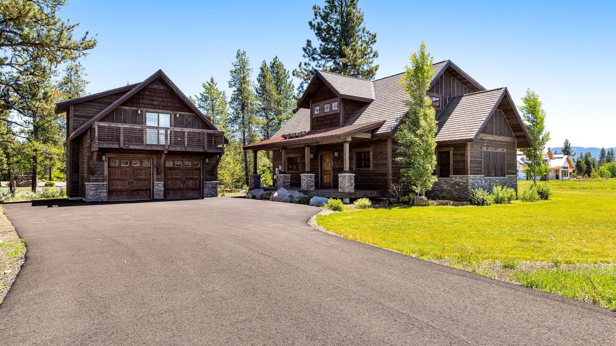 McCall House | Gorgeous mountain home with waterview, fireplace, washer/dryer, WiFi, & Netflix
