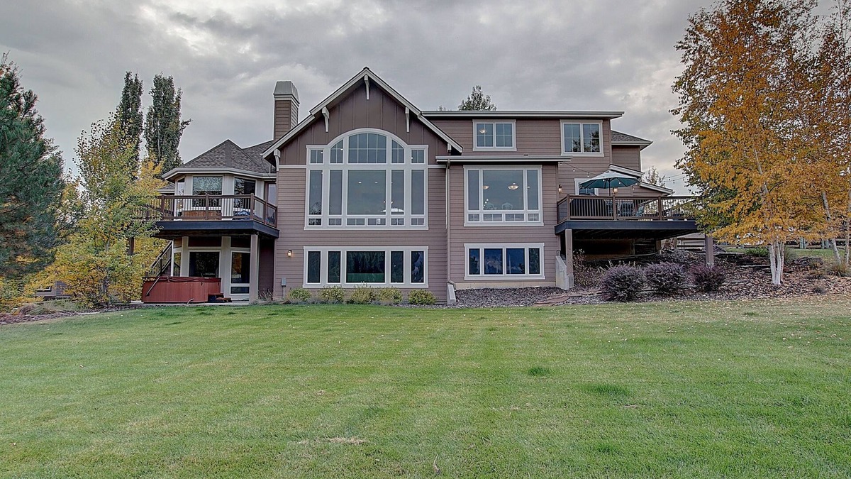 Grant Creek House | GORGEOUS MOUNTAIN VIEW HOME IN PREMIER MISSOULA NEIGHBORHOOD with 4 KING BEDS