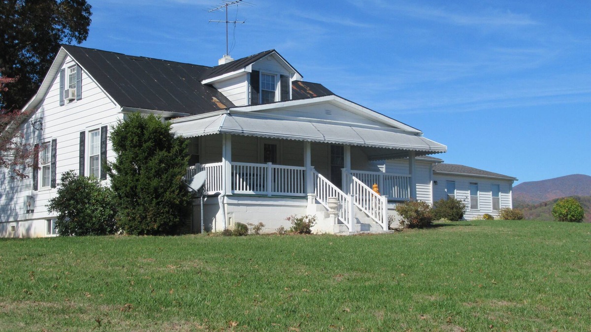 Peaks Other | Gorgeous Mtn Views, Perfect for Fall, Near Peaks of Otter, D-Day Memorial