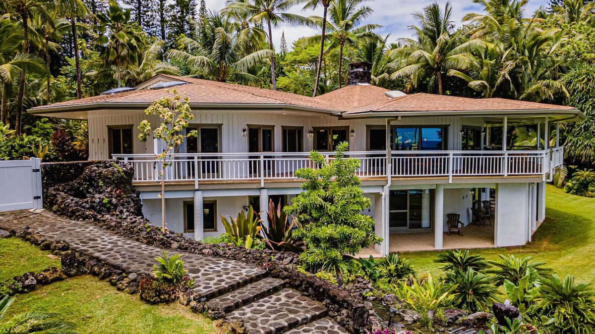 Kapoho House | 🌴 Gorgeous Oceanfront Luxury Retreat 🌊 private pool, black sand beach, pond, AC