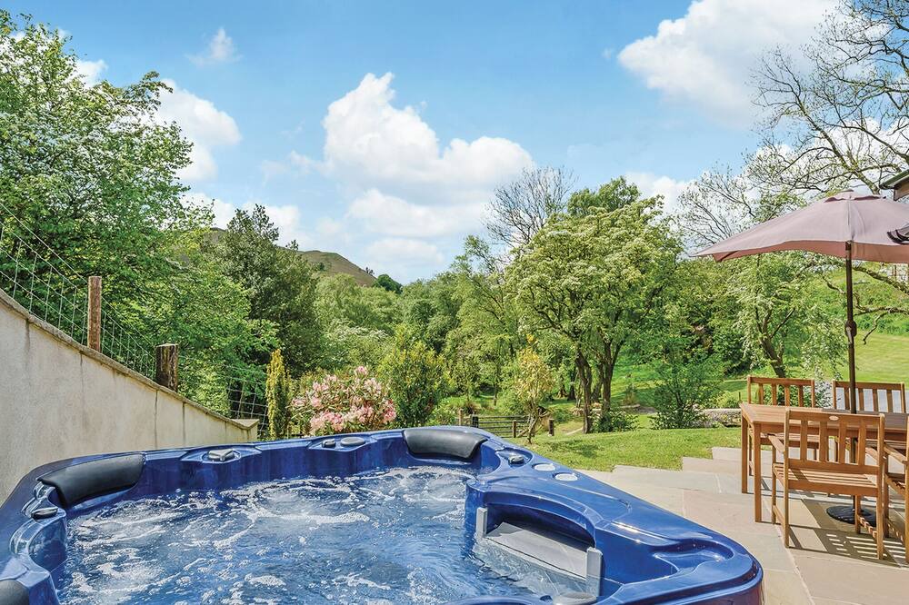 Caersws Ski Chalet | Gorgeous open plan two storey lodge.