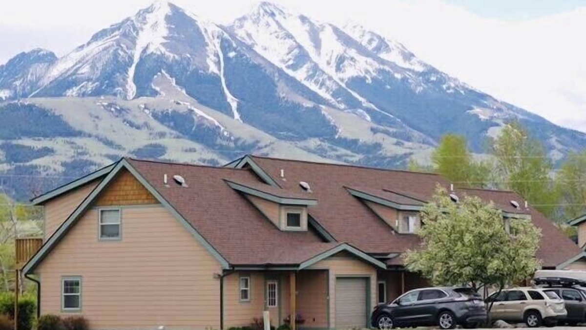 Emigrant House | Gorgeous Paradise Valley YNP North Entrance, Yellowstone is Open Now!