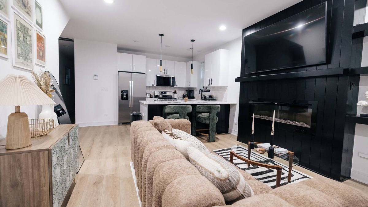 Woodlawn Condo | Gorgeous Parisian Retreat on University of Chicago Campus