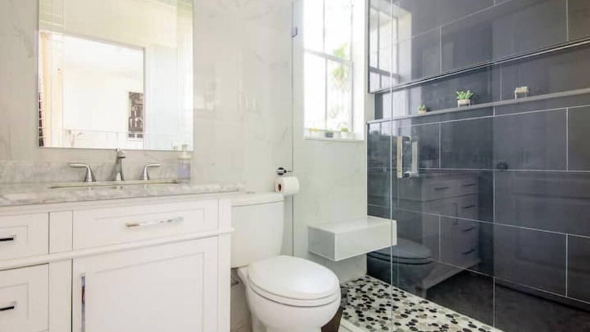 Tamiami House | Gorgeous Private entrance room w/bathroom/parking