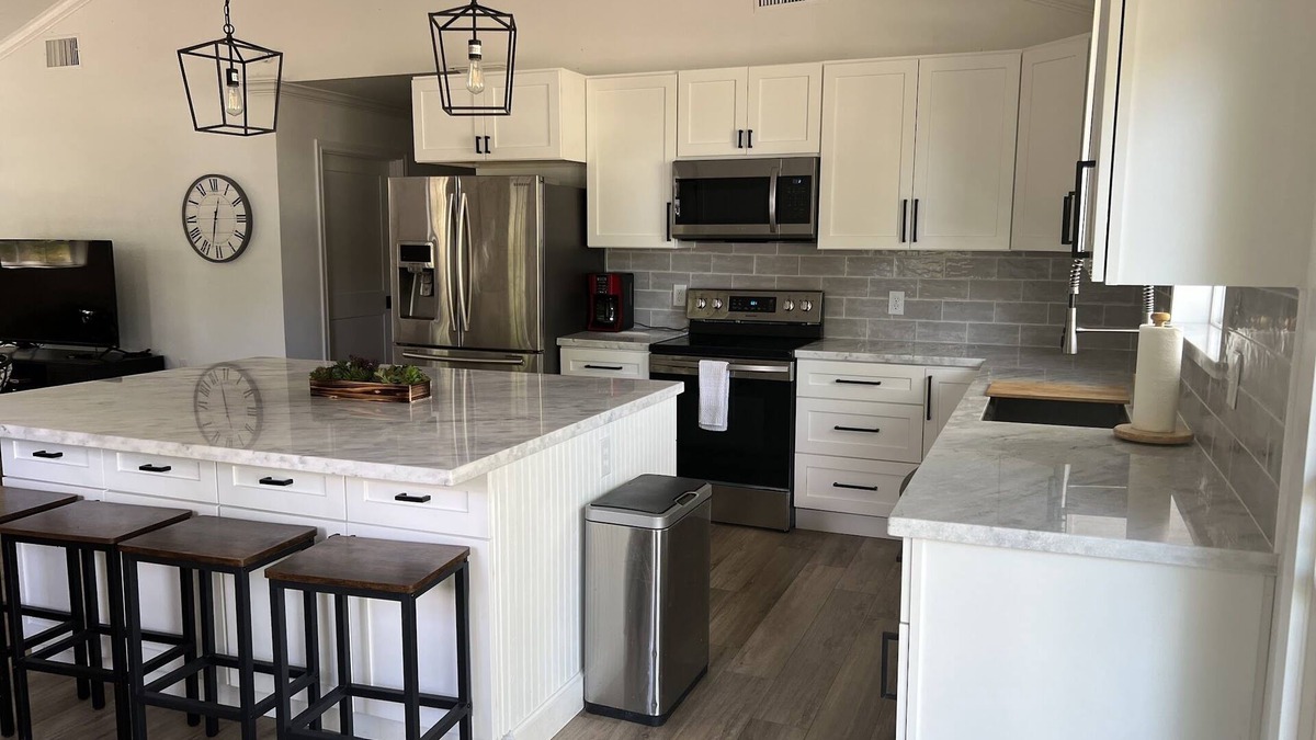 Broaddus House | Gorgeous remodeled Lakehouse - walk across street to lake!