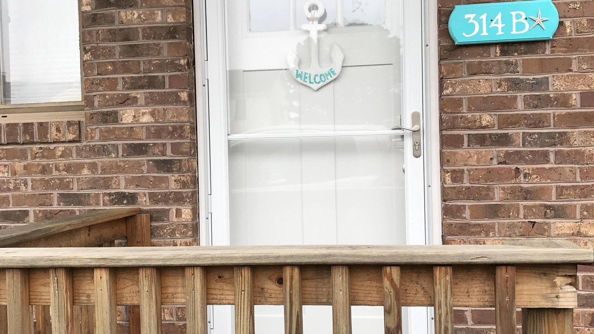 Caine Woods House | Gorgeous Renovated Townhouse-MUST BE OVER 25 TO RENT