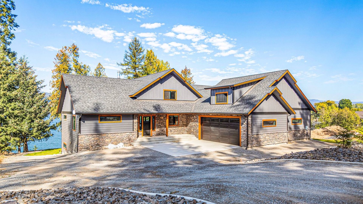 Priest River House | Gorgeous riverfront home with fireplace, fast WiFi, central AC, & washer/dryer