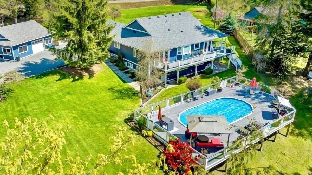 North Cowichan House | Gorgeous rural home with pool 10 minutes from town