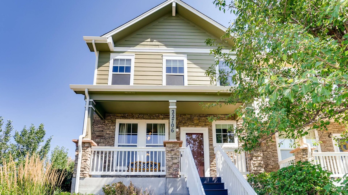 Aurora House | Gorgeous Saddle Rock 3 or 4 Bdrm on Greenspace