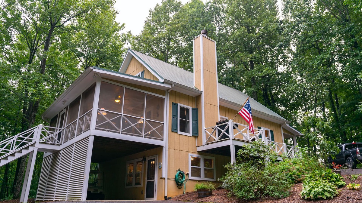 Saluda House | Gorgeous Saluda Mountain Home