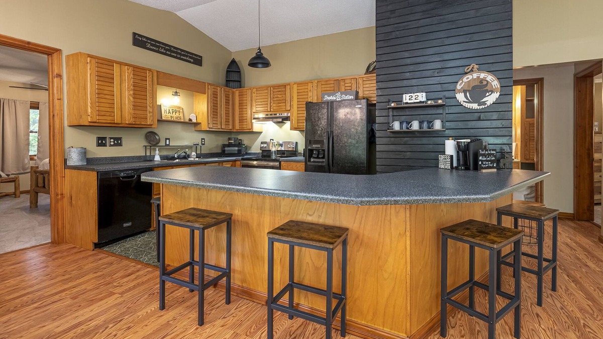 Carbondale Cabin | Gorgeous Secluded Cabin close to SIU and all the wineries