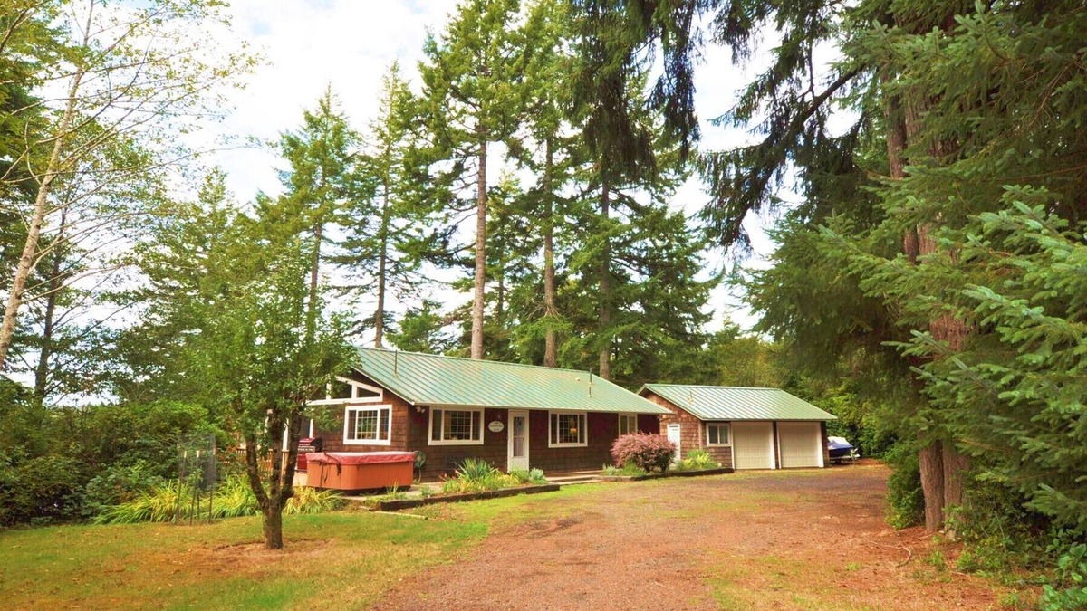 Dunes City House | Gorgeous, Secluded Home at Lake Woahink