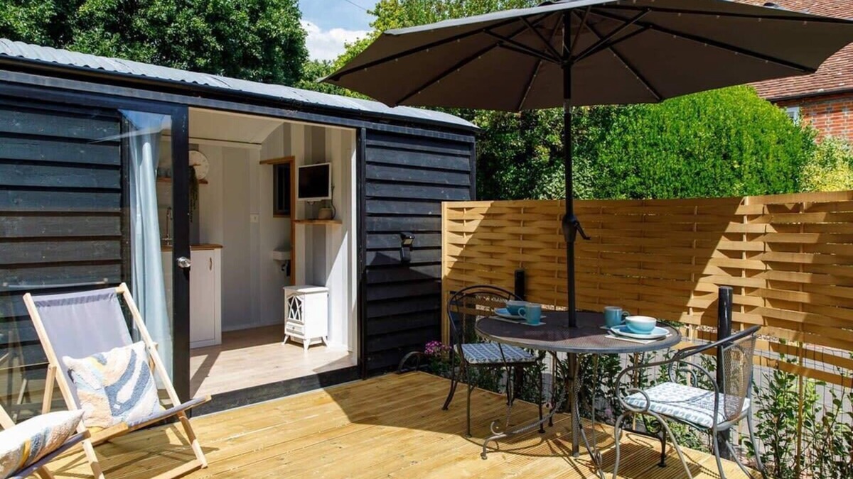 West Wittering Apartment | Gorgeous Shepherds Hut - Walk to Beach & Pub