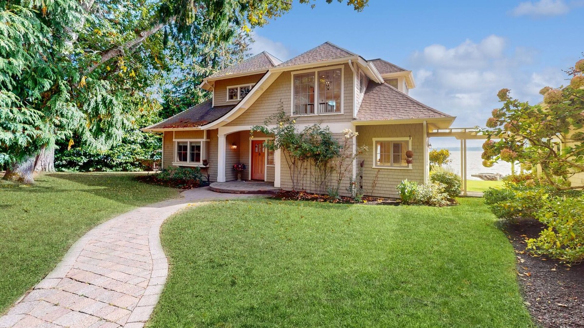 Bainbridge Island House | Gorgeous soundfront retreat with private rock beach, Seattle & Mt. Rainier views