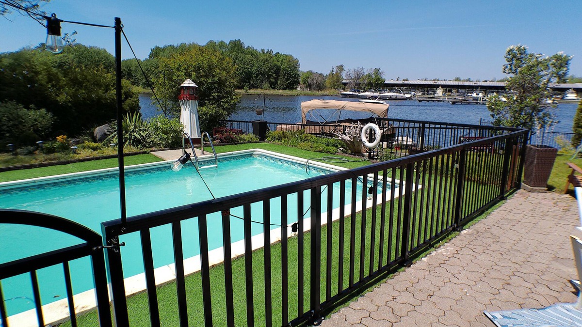 Beaverton Cottage | Gorgeous Spa Waterfront Cottage with Swimming Pool, Sauna, HotTub, Massage Chair