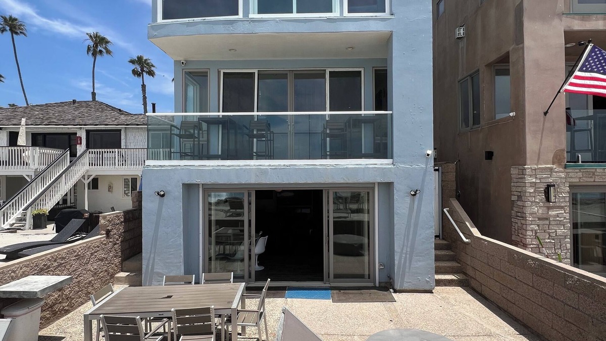 South Oceanside House | Gorgeous Spacious 4 Bedroom Beach House with Modern Amenities