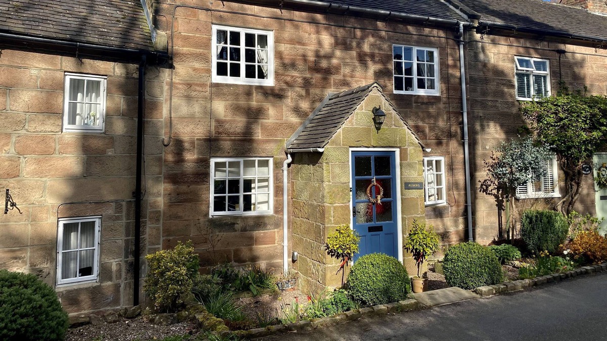 Alton House | Gorgeous stone cottage in the heart of the historic village of Alton (Staffs)