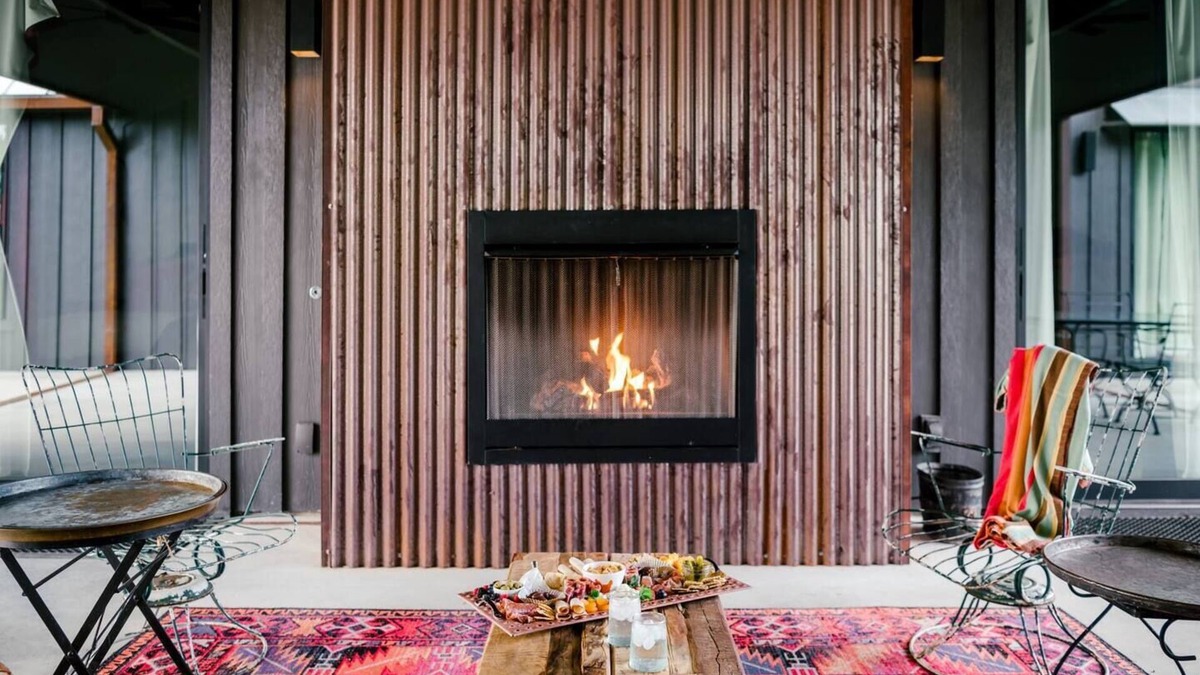 Burton Apartment | Gorgeous Sunsets + Firelight Vibes + 5 Min. to RT | Cricket Farms