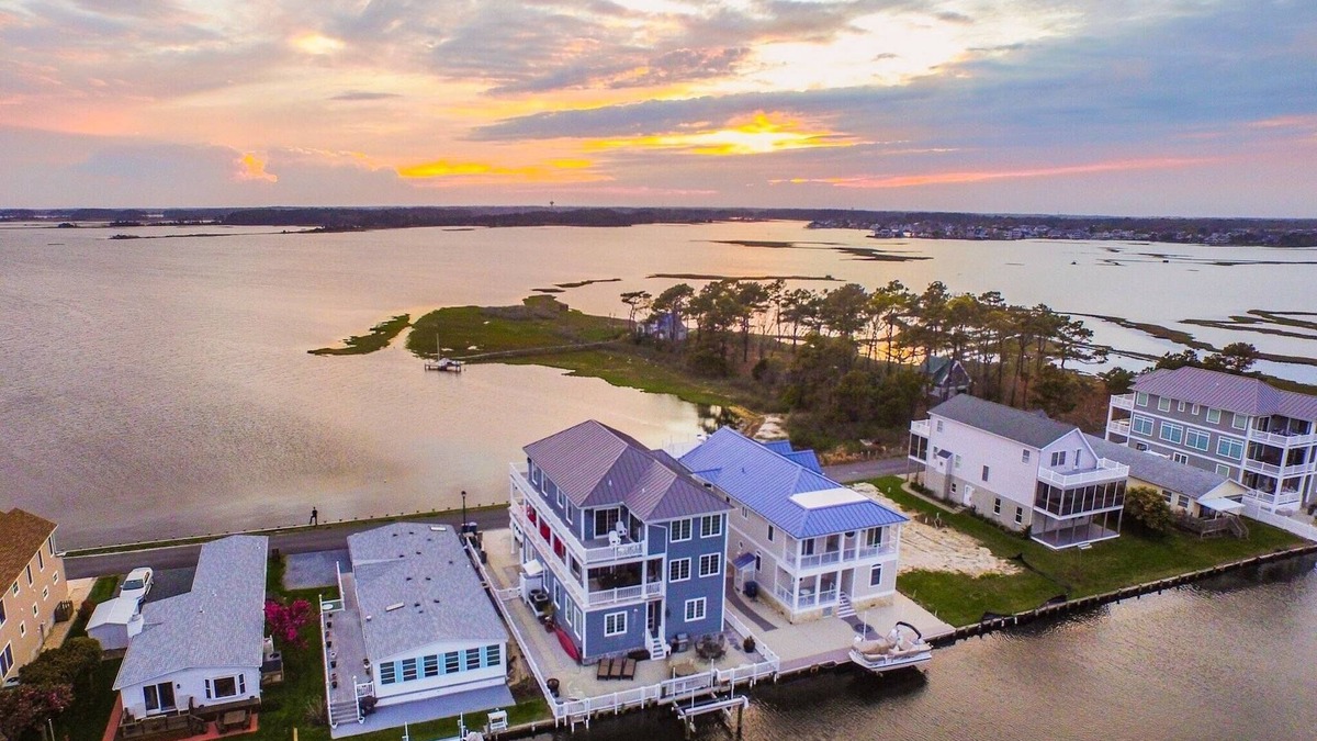 Selbyville House | Gorgeous Sunsets on Bay in Beautiful 7 BR Home 1.5 Mi to Beach