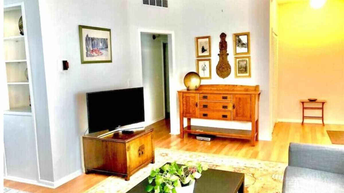 Keewaydin House | Gorgeous, two bedroom apartmentn