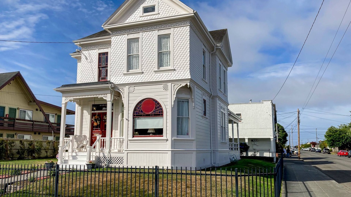 Greenside Park House | Gorgeous Victorian home near shops and dining with porch, washer/dryer & WiFi