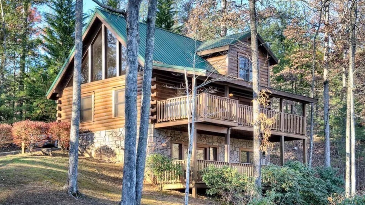 Black Bear Falls Cabin | Gorgeous Views - 2mls to Downtown, Game Room, Hot Tub, Pet Friendly!n
