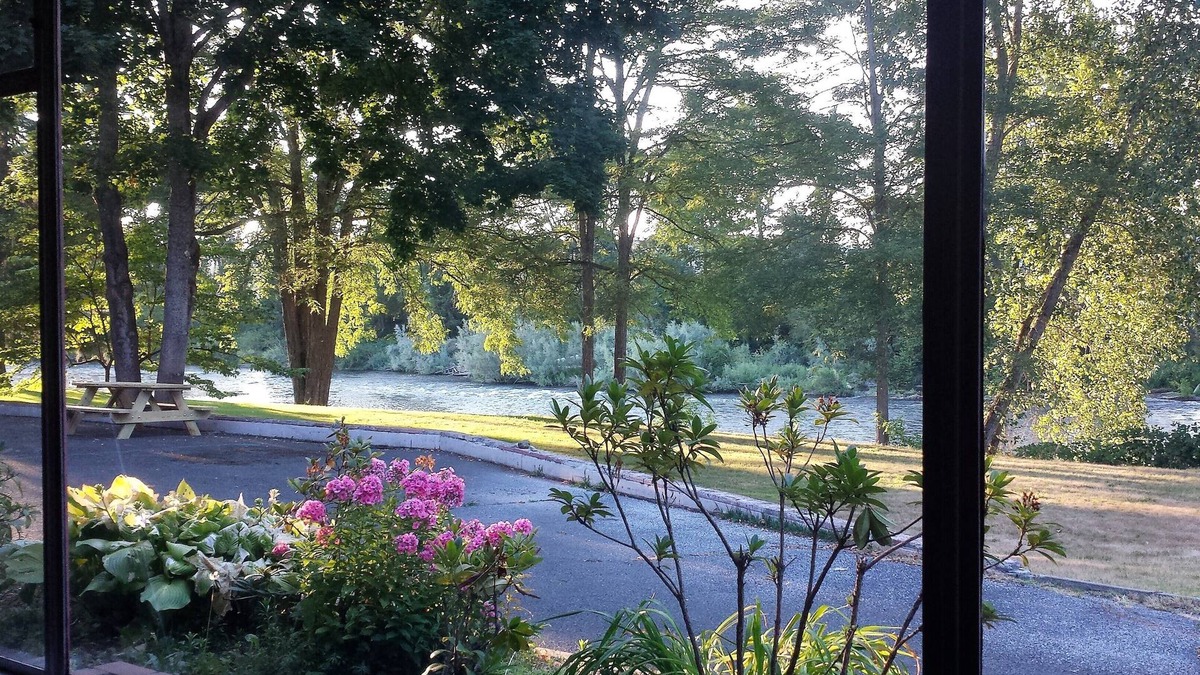 Redwood House | Gorgeous Views of Rogue River from house, patio and lawn