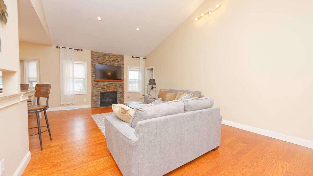 Round Lake House | Gorgeous Views of Round Lake, Minutes to Saratoga