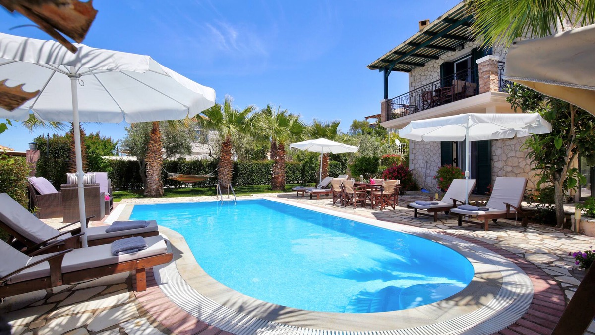 Tsoukaladhes Villa | Gorgeous Villa Evelyn ideal for famylis close to Kathisma and Mylos beach