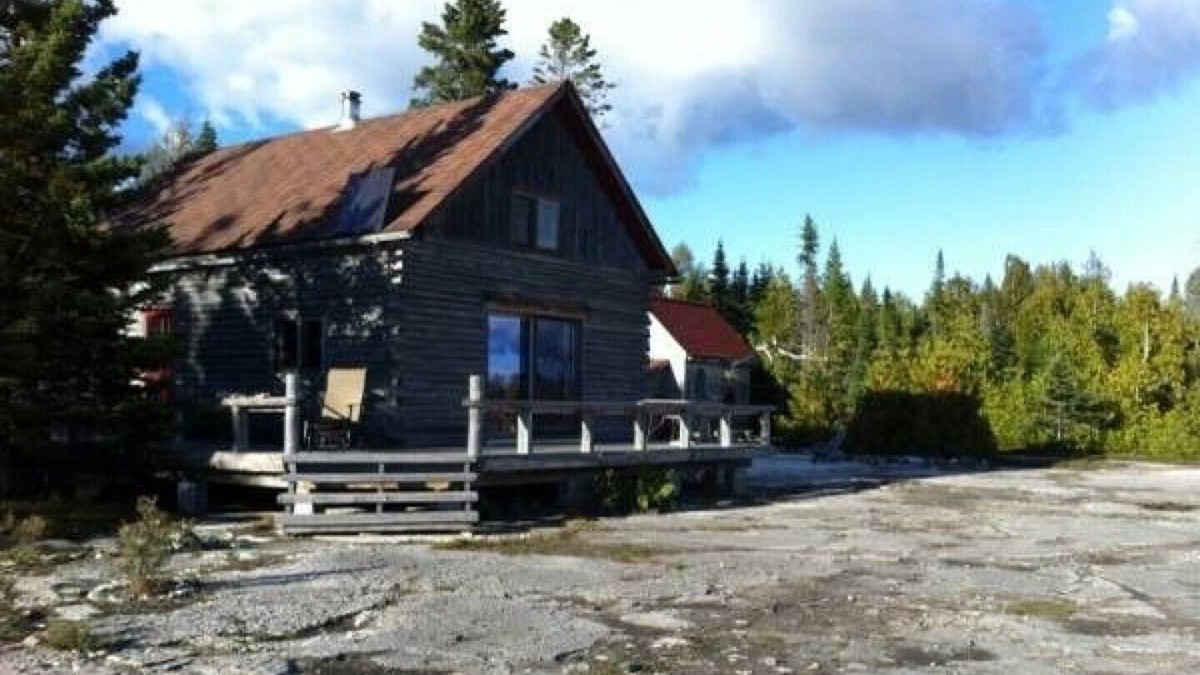 Manitoulin District Cabin | Gorgeous Waterfront Log Cabin off-grid paradise pet friendly
