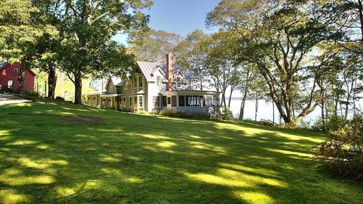 Bayside House | Gorgeous Waterfront Estate In Historic Bayside