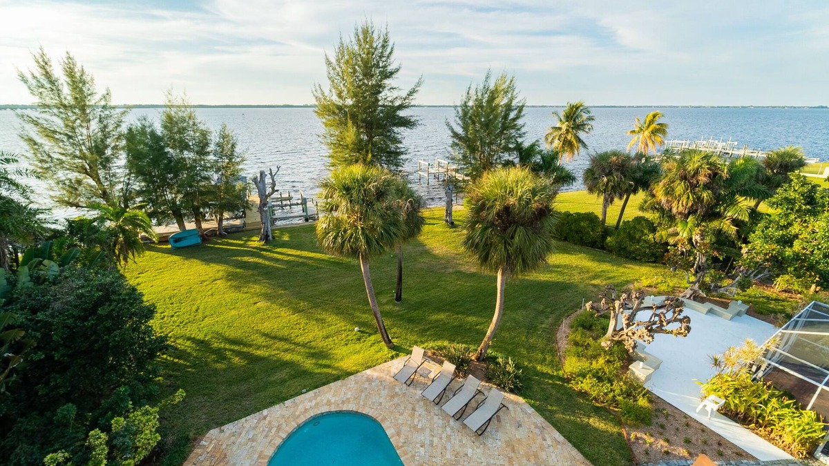 McGregor House | GORGEOUS WATERFRONT ESTATE