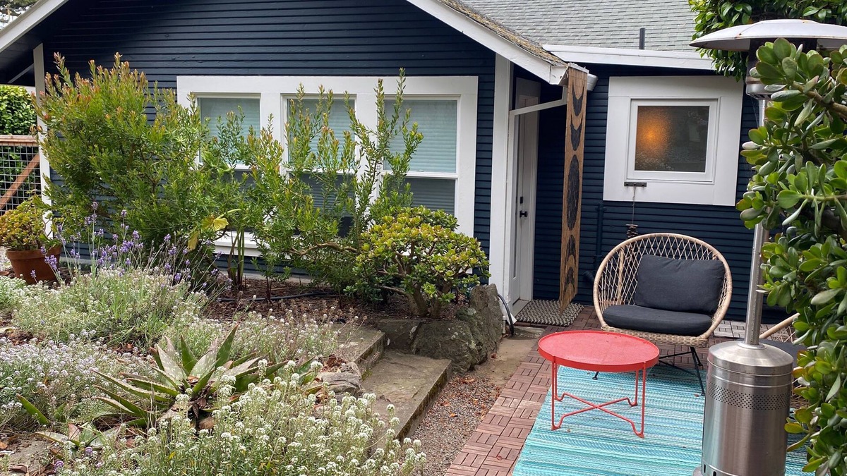 Old Town House | Gorgeously styled bungalow overlooking Bodega Harbor, Sauna, walk to town, Dogs