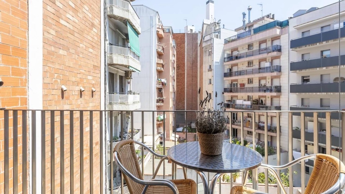 el Fort Pienc Apartment | Gothic Quarter 3 rooms 8 pax with pool and balcony - free WiFi