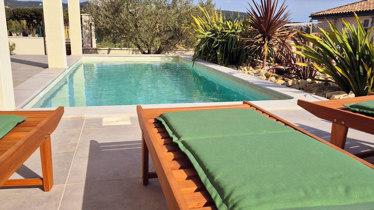 Goudargues Villa | Goudargues Villa Hestia, villa with swimming pool 300m from the center, private parking.