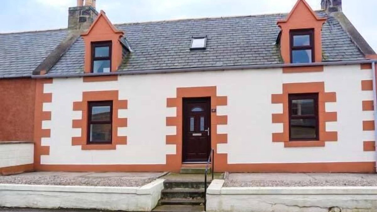 Portknockie Cottage | GRACE COTTAGE, family friendly, with a garden in Portknockie