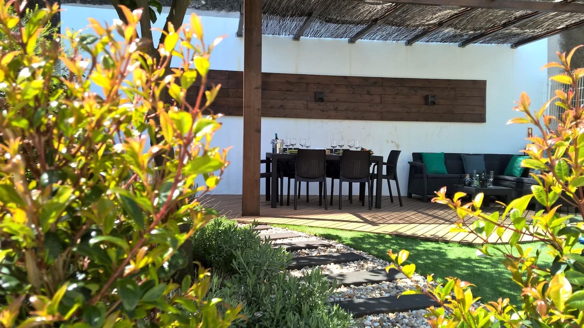 Santa Engracia Apartment | Grace Garden Home a natural garden facing the river in the center of Lisbon