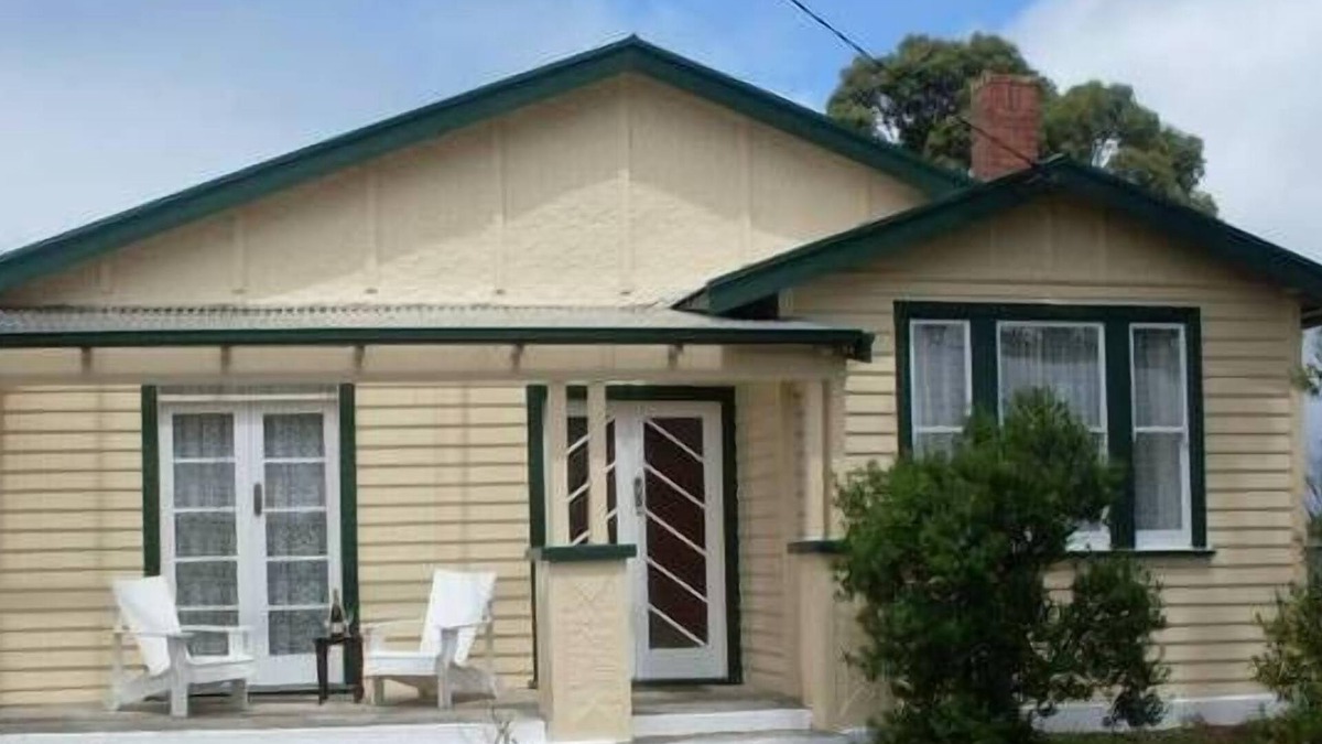 Smithton House | Grace's Spa Cottage, Smithton.