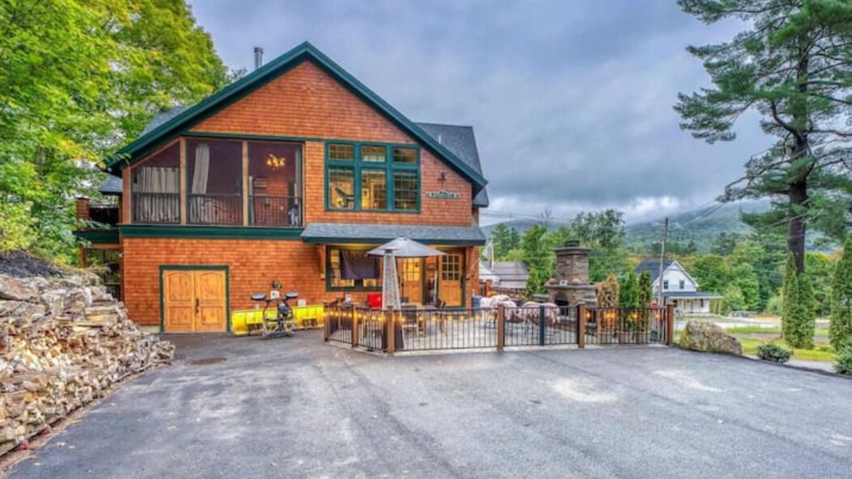 North Woodstock House | “Gracie Mansion” 4 Bed 3.5 Bath near New Loon Mtn
