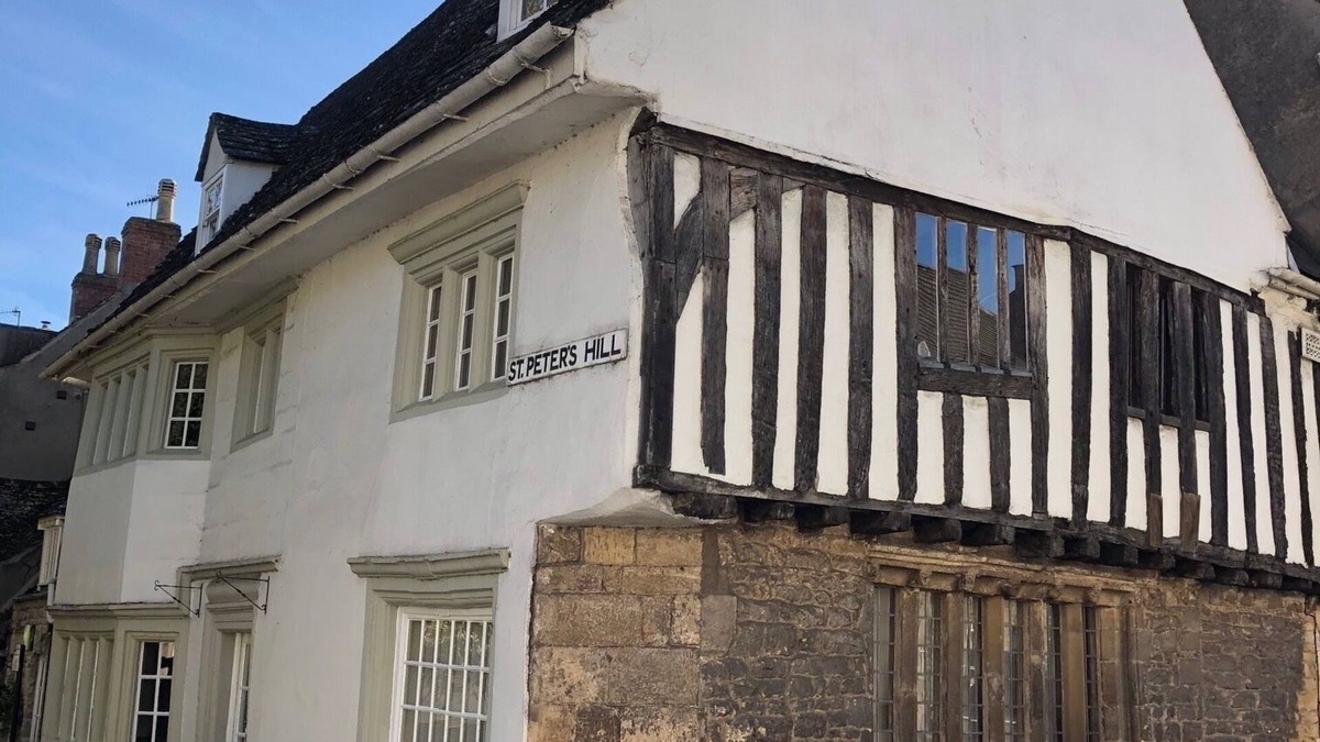 Stamford House | Grade 11* listed historic home close to Burghley & shops.