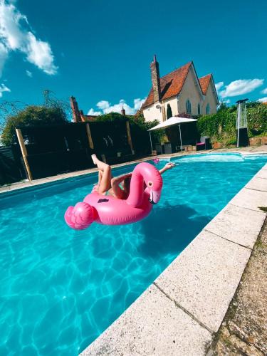 North Weald House | Grade II Listed Farmhouse, Pool, Hot Tub, Games Room, Celebration Hall, Car Park, 10ppl, 45 min from Central London