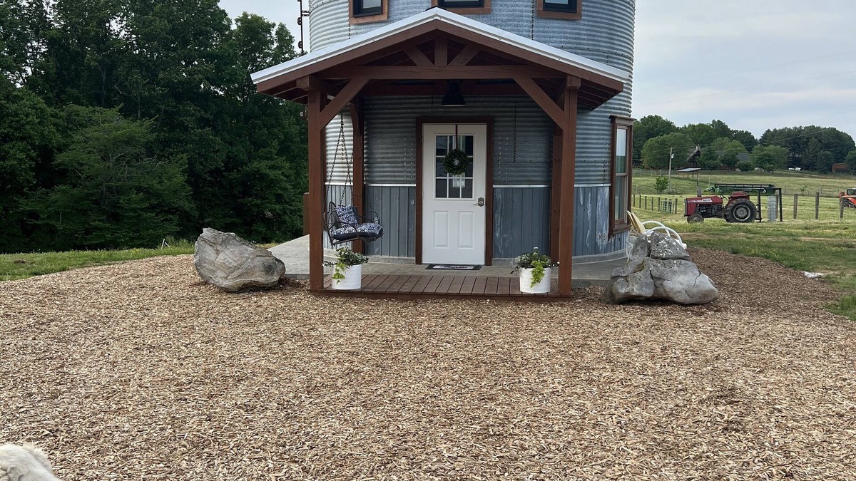 Red Boiling Springs Cottage | Grain Bin Farmhouse with Loft Bedroom
